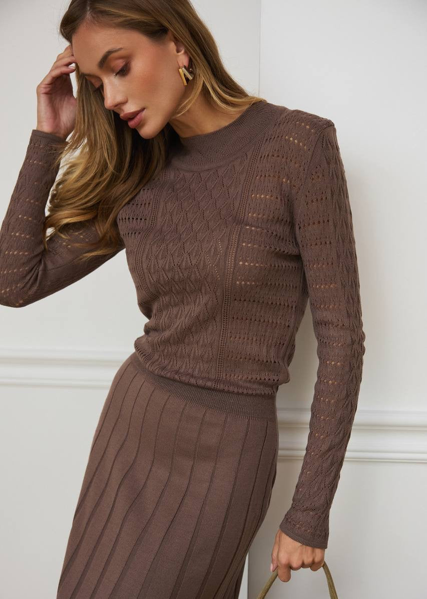 В’язана сукня міді з ажурним візерунком