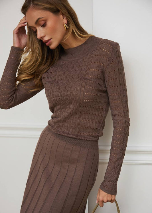 В’язана сукня міді з ажурним візерунком