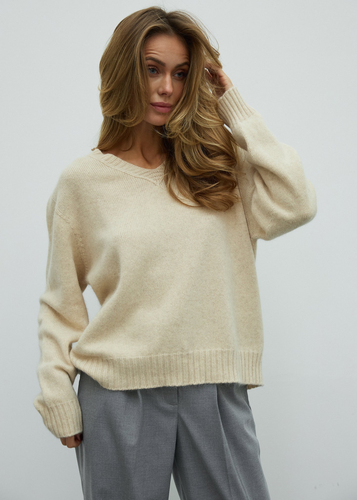 Светр із V-подібним вирізом