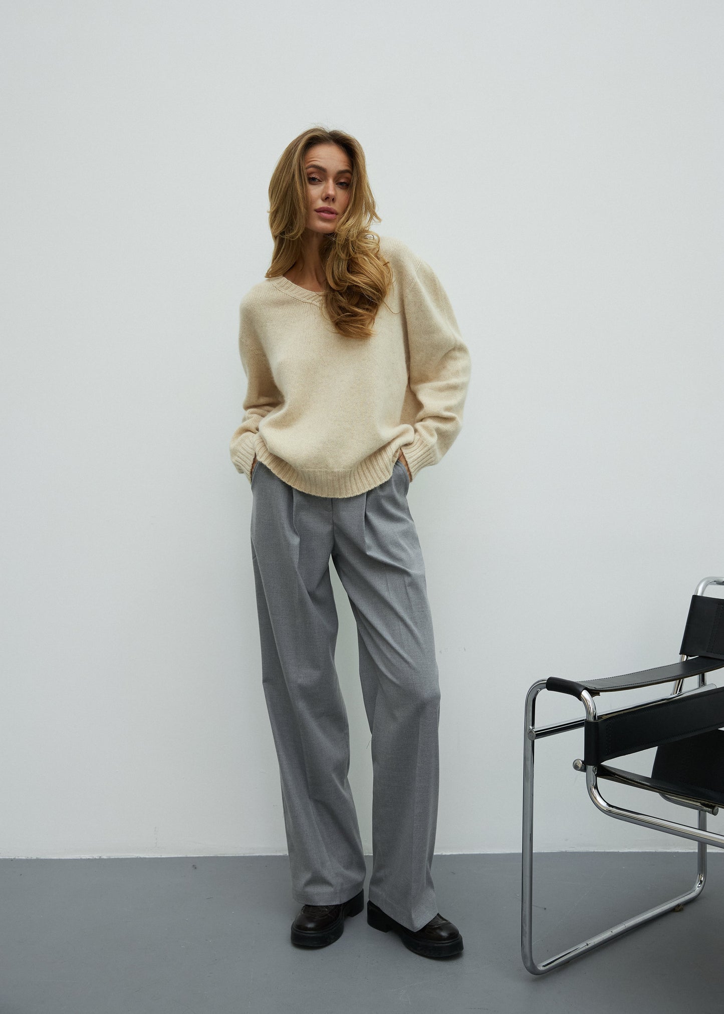 Светр із V-подібним вирізом