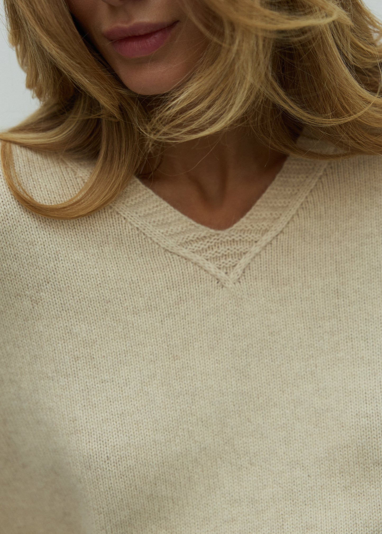 Светр із V-подібним вирізом