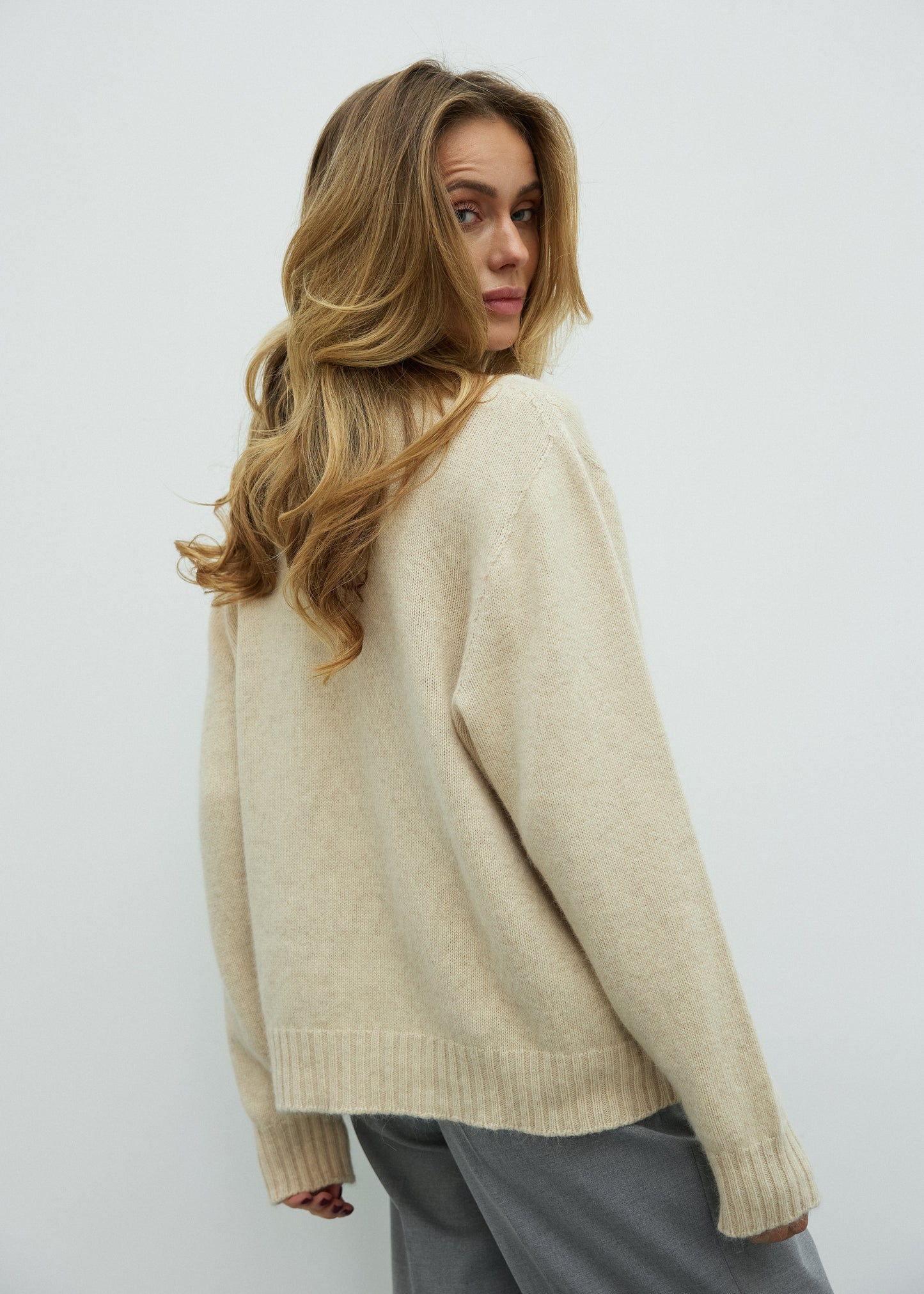 Светр із V-подібним вирізом