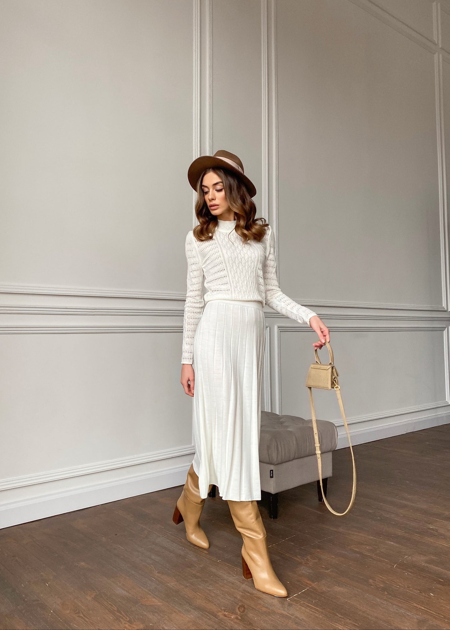 В’язана сукня міді з ажурним візерунком