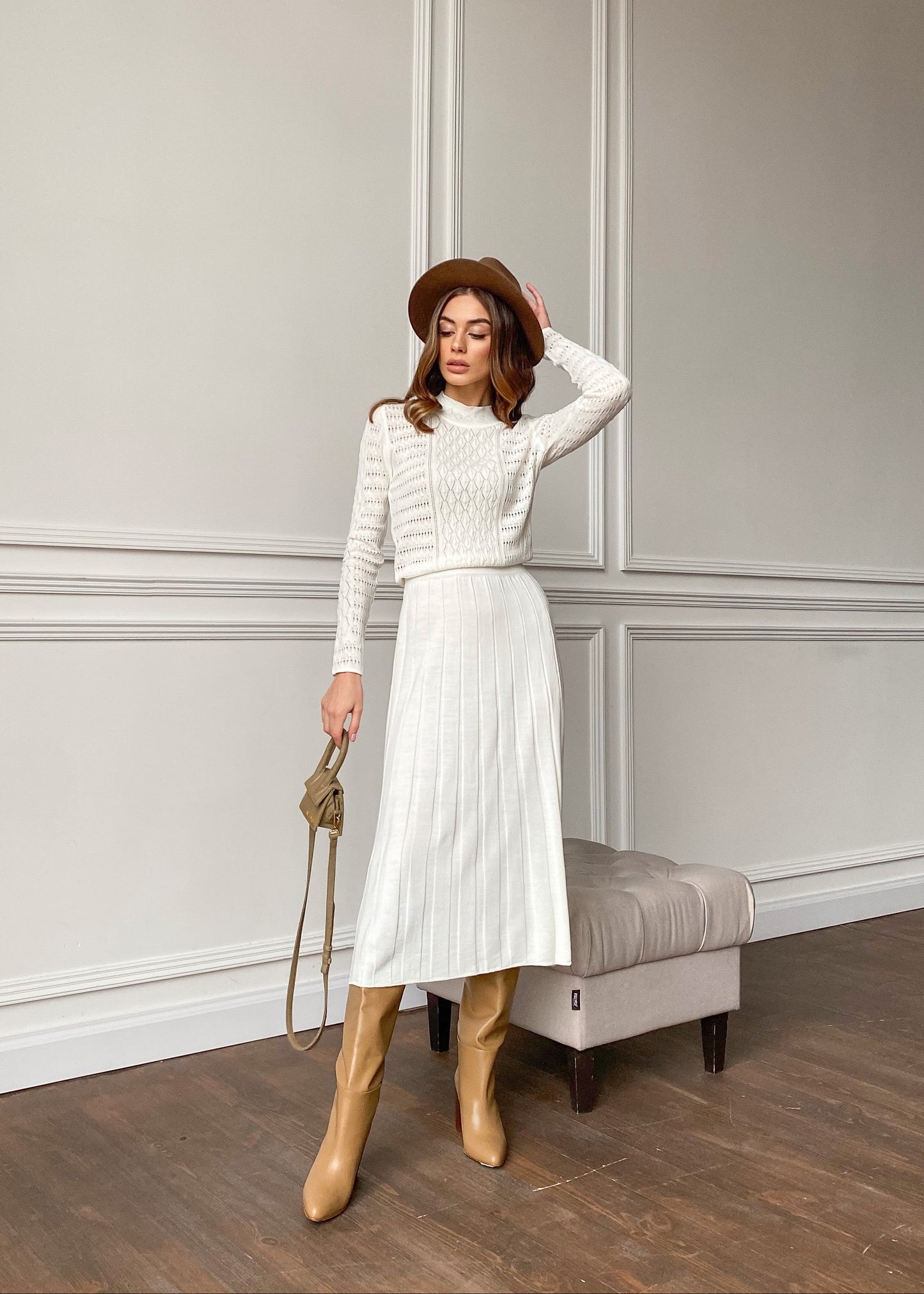 В’язана сукня міді з ажурним візерунком