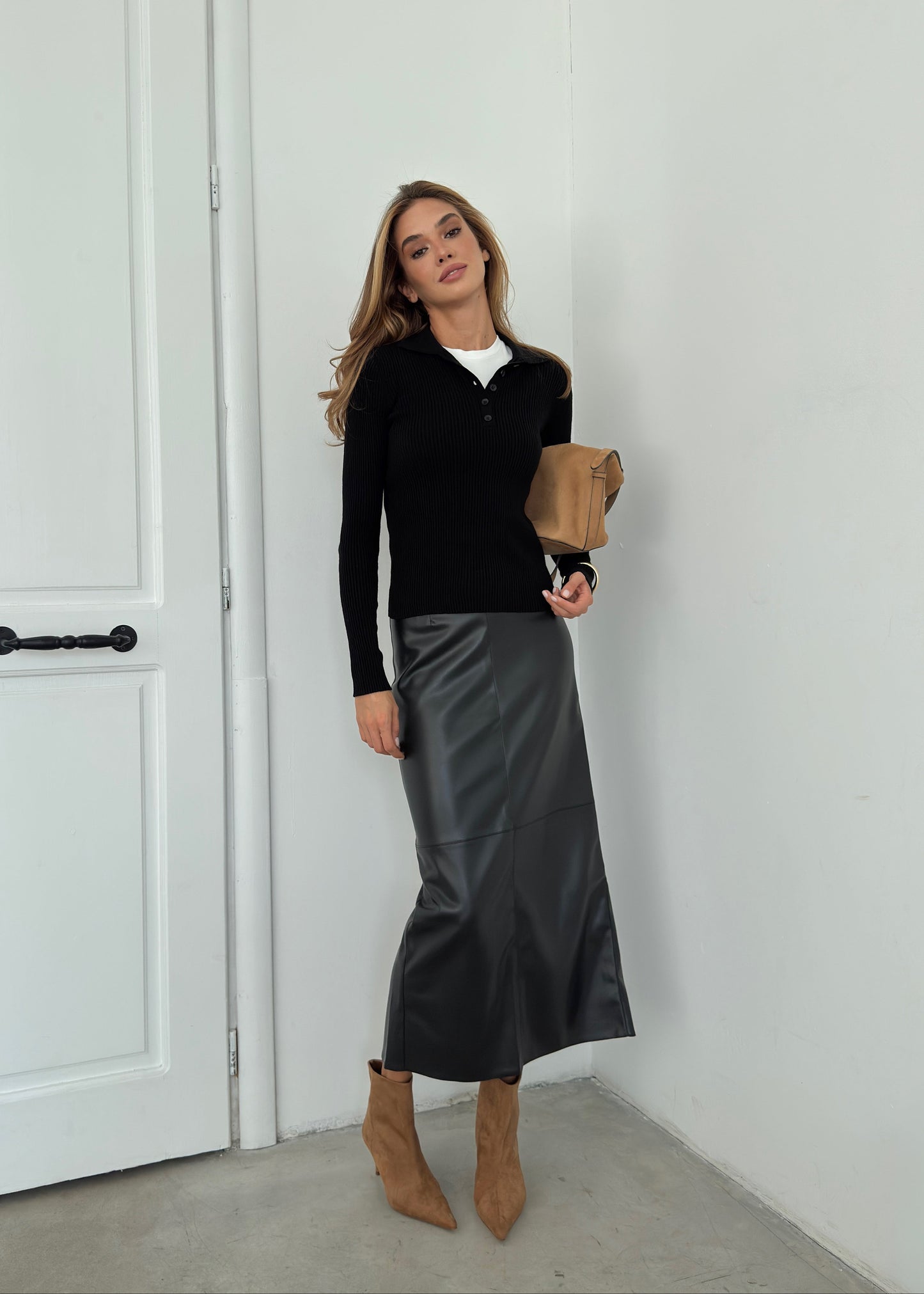 Спідниця міді з екошкіри