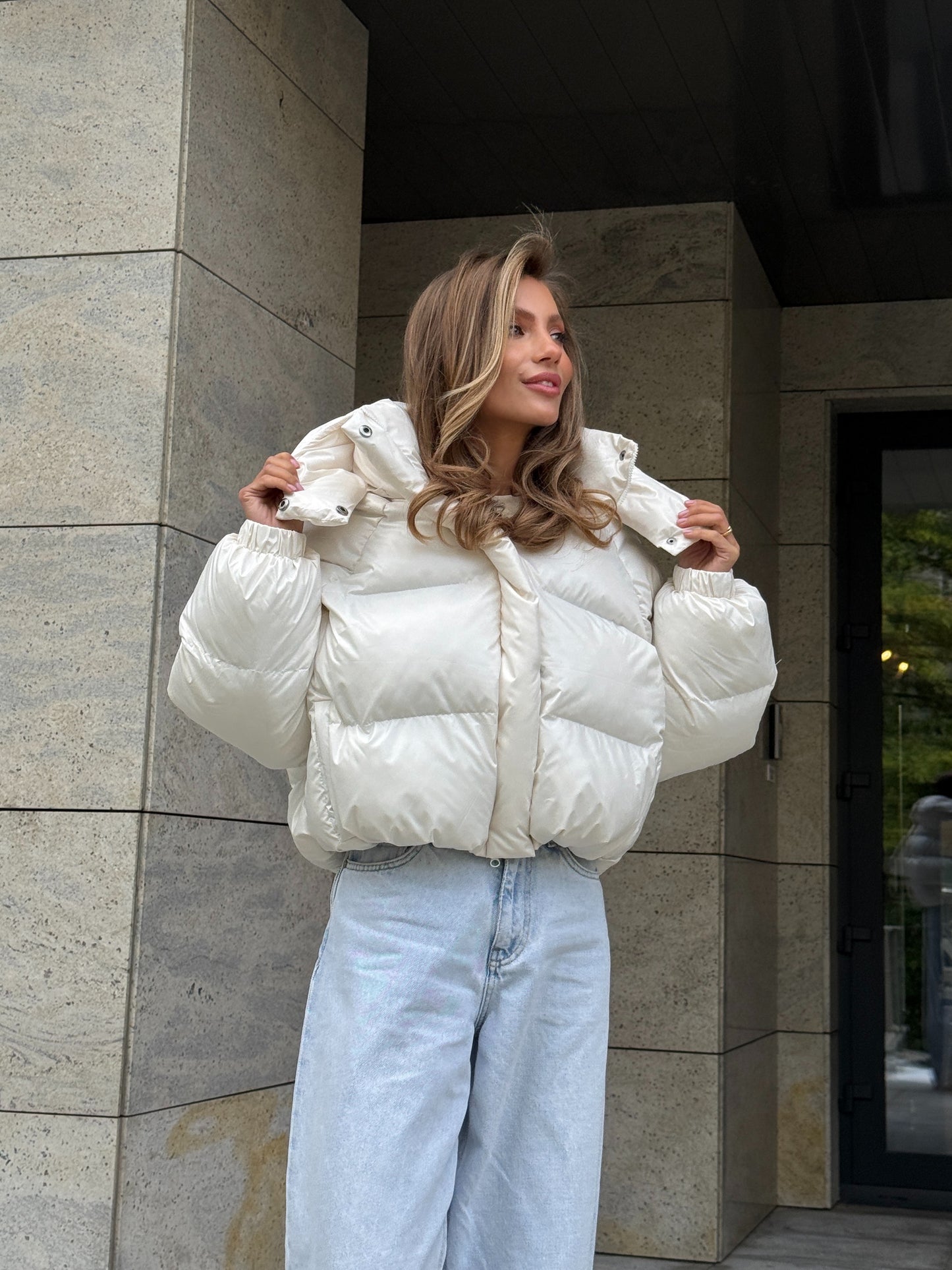 Вкорочений пуфер в молочному відтінку