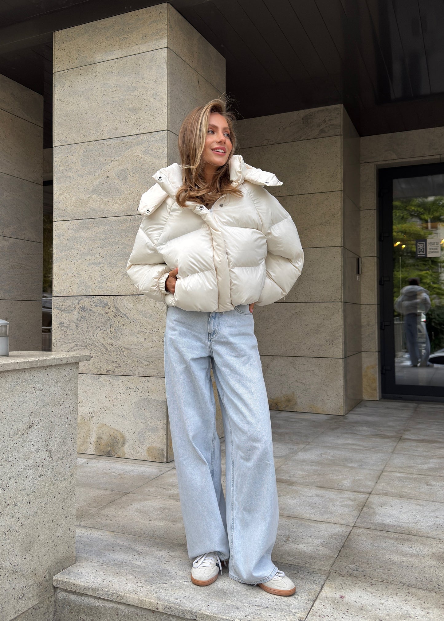 Вкорочений пуфер в молочному відтінку