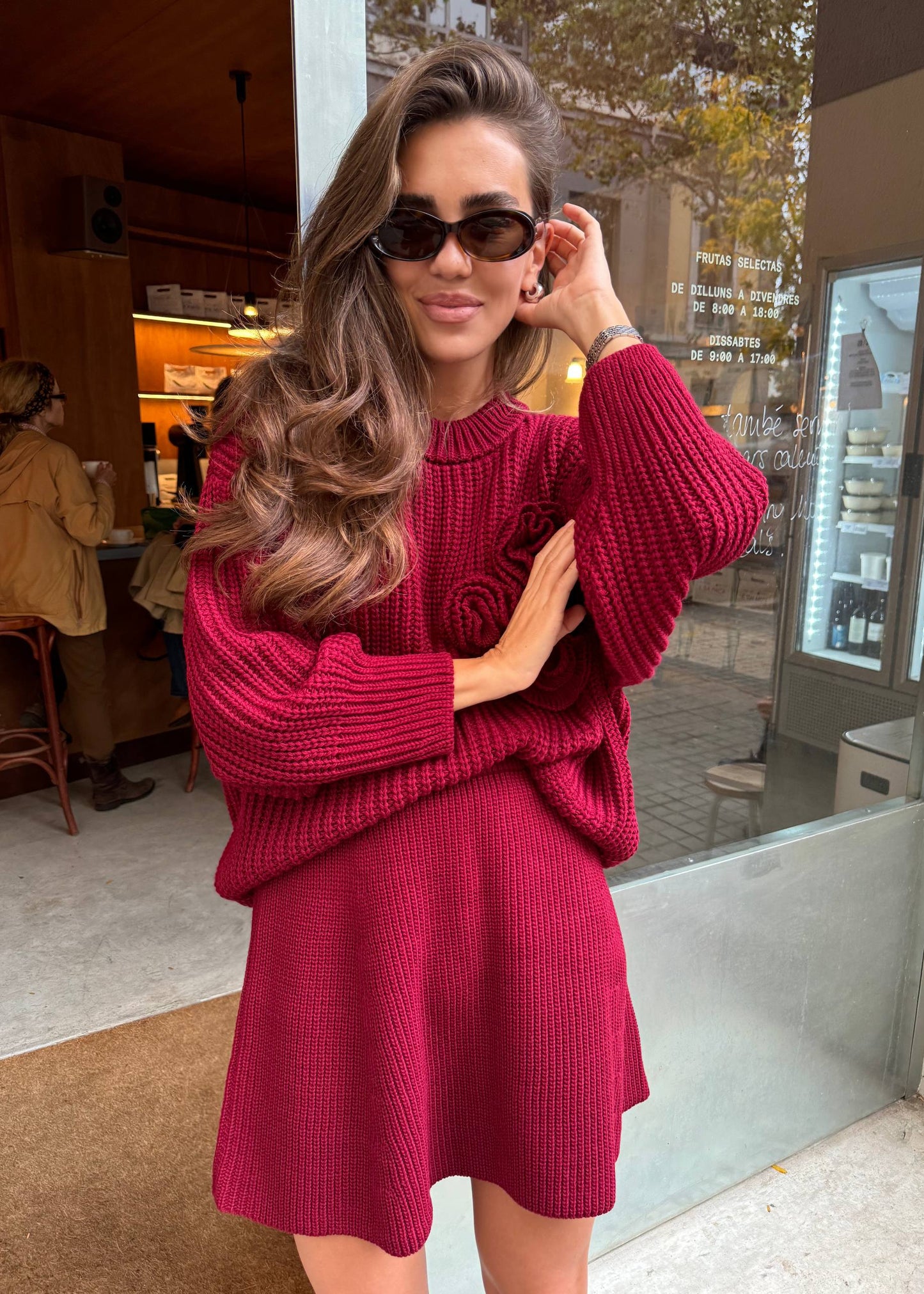 В'язаний сет з акцентними квітами