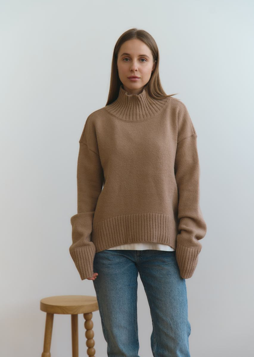 В’язаний светр з високим горлом
