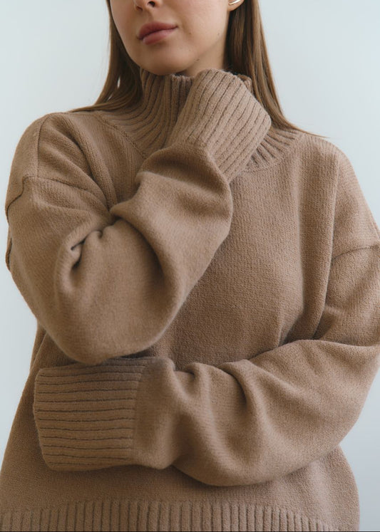 В’язаний светр з високим горлом